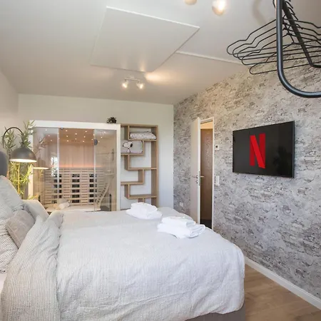 With Balcony - Private Sauna - Free Private Parking In Garage Apartment *